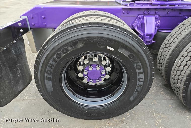 image for item DT4920 2015 Kenworth T680 semi truck