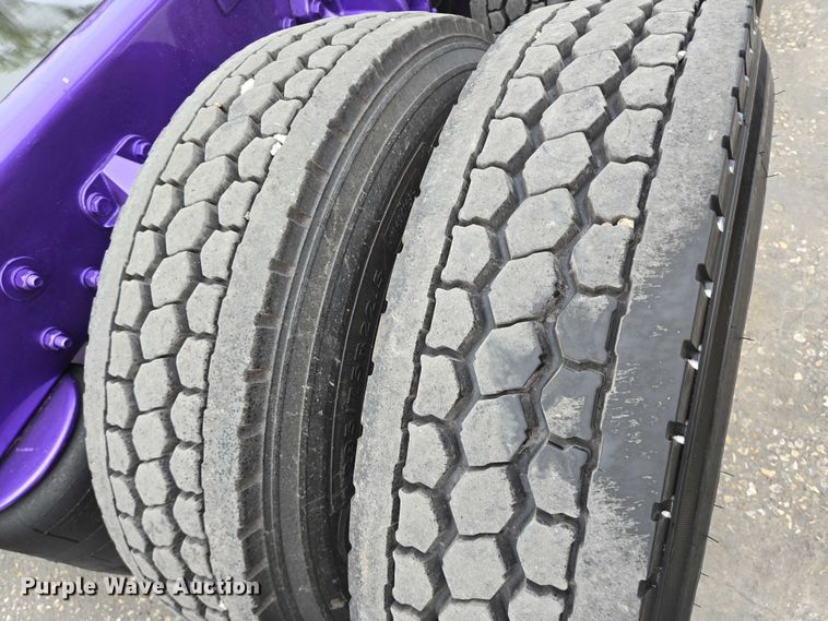 image for item DT4920 2015 Kenworth T680 semi truck