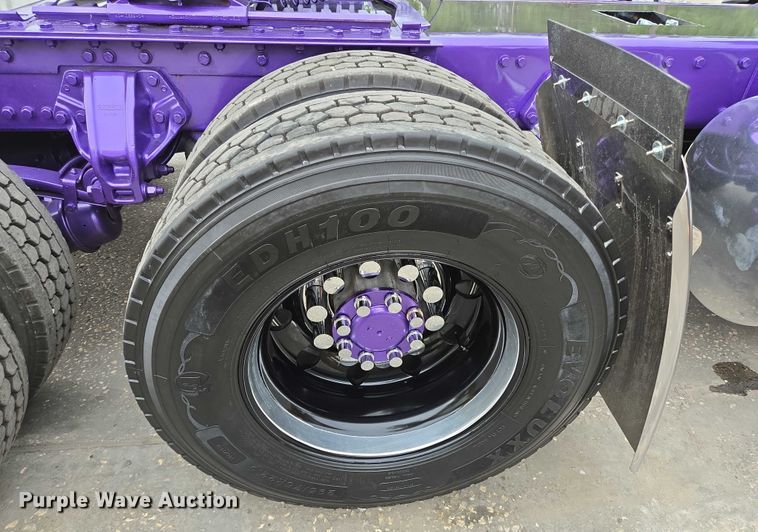 image for item DT4920 2015 Kenworth T680 semi truck