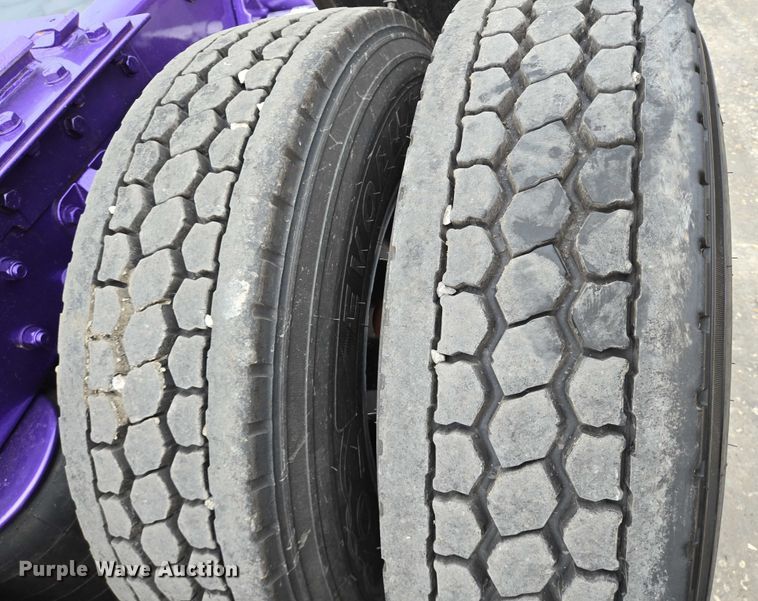 image for item DT4920 2015 Kenworth T680 semi truck