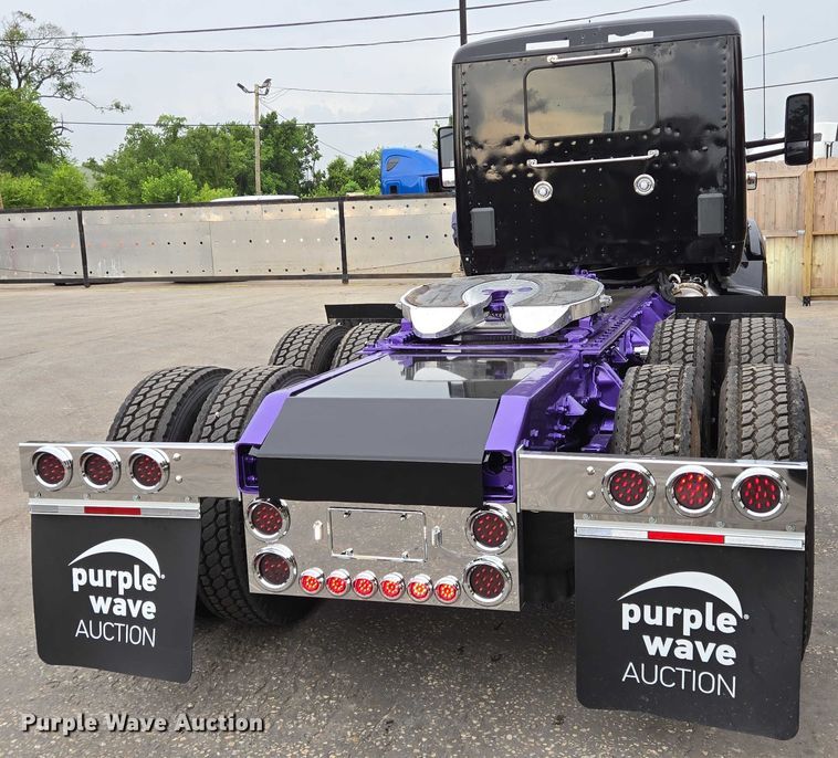 image for item DT4921 2015 Kenworth T680 semi truck