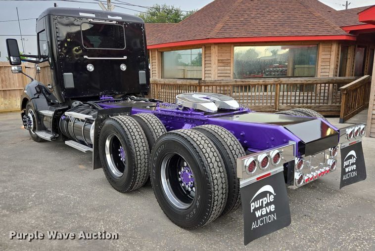 image for item DT4921 2015 Kenworth T680 semi truck