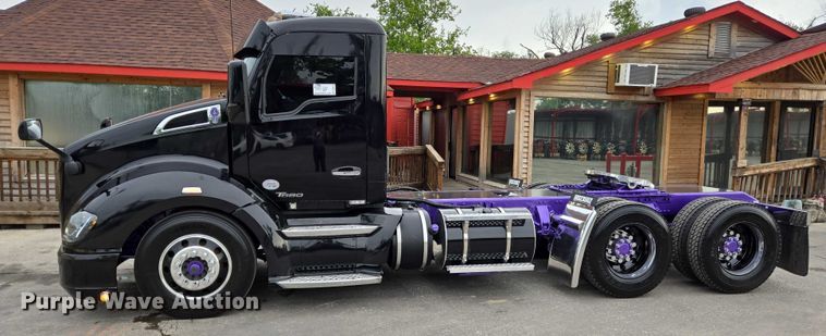 image for item DT4921 2015 Kenworth T680 semi truck