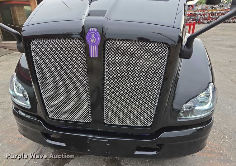 image for item DT4921 2015 Kenworth T680 semi truck