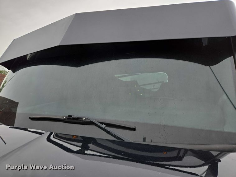 image for item DT4921 2015 Kenworth T680 semi truck