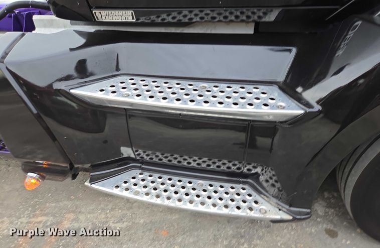 image for item DT4921 2015 Kenworth T680 semi truck