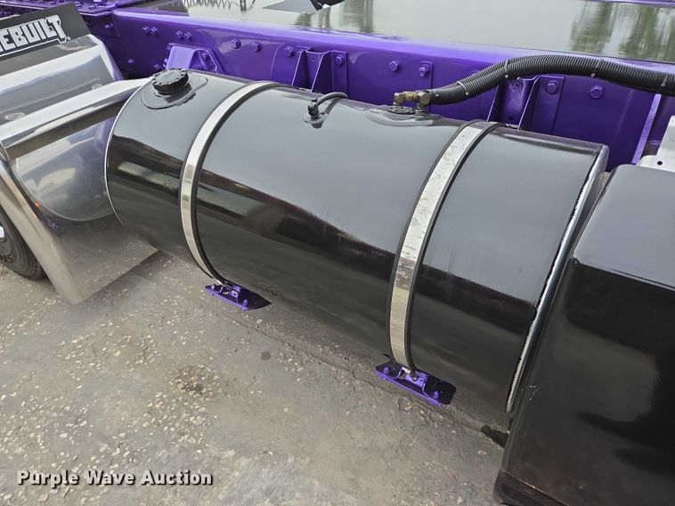 image for item DT4921 2015 Kenworth T680 semi truck