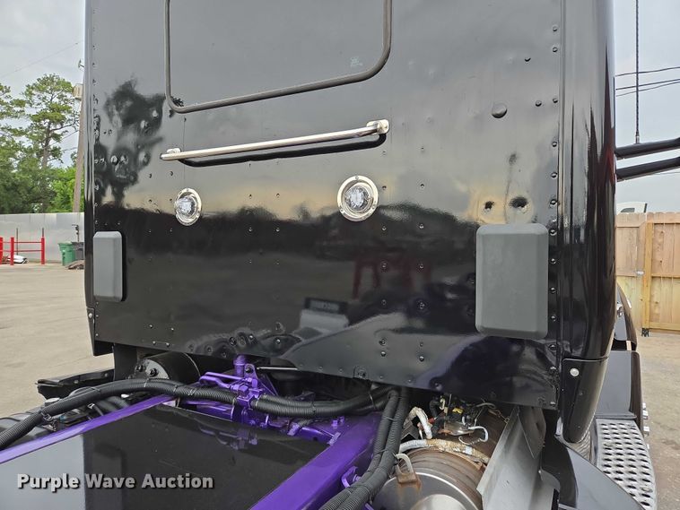 image for item DT4921 2015 Kenworth T680 semi truck