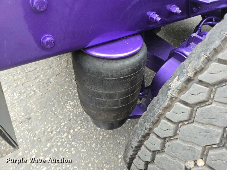 image for item DT4921 2015 Kenworth T680 semi truck