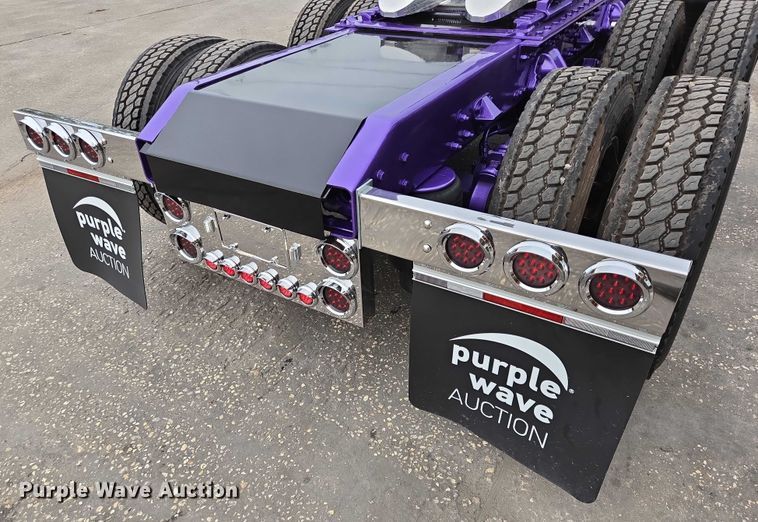 image for item DT4921 2015 Kenworth T680 semi truck