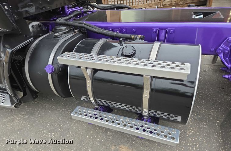 image for item DT4921 2015 Kenworth T680 semi truck