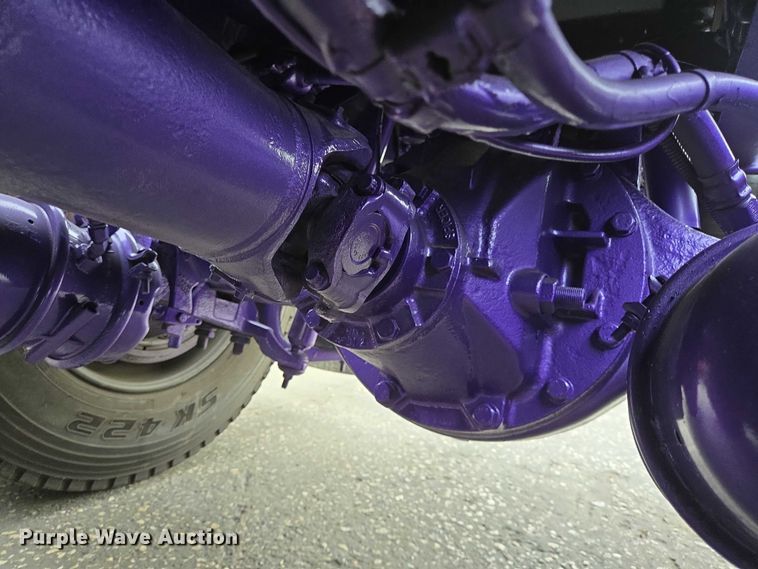 image for item DT4921 2015 Kenworth T680 semi truck