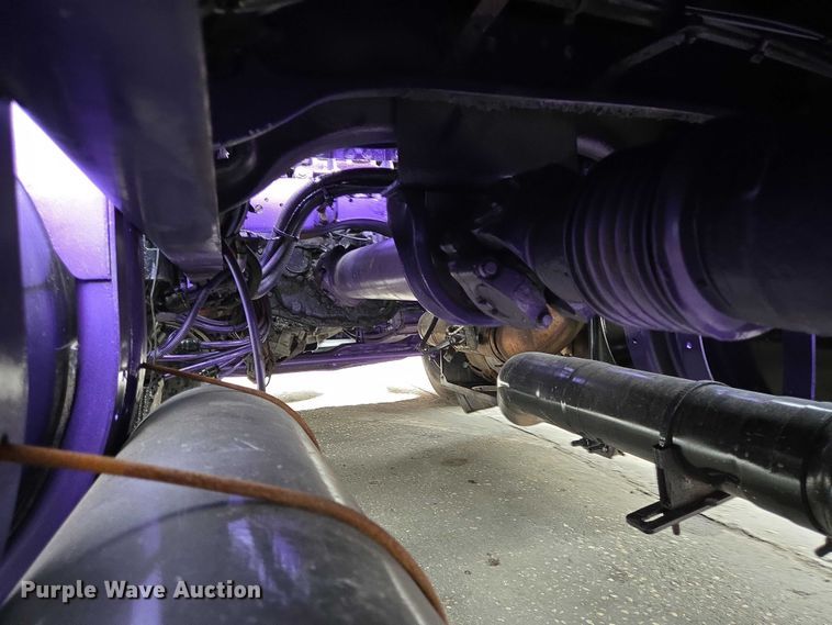 image for item DT4921 2015 Kenworth T680 semi truck