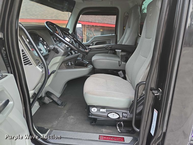 image for item DT4921 2015 Kenworth T680 semi truck