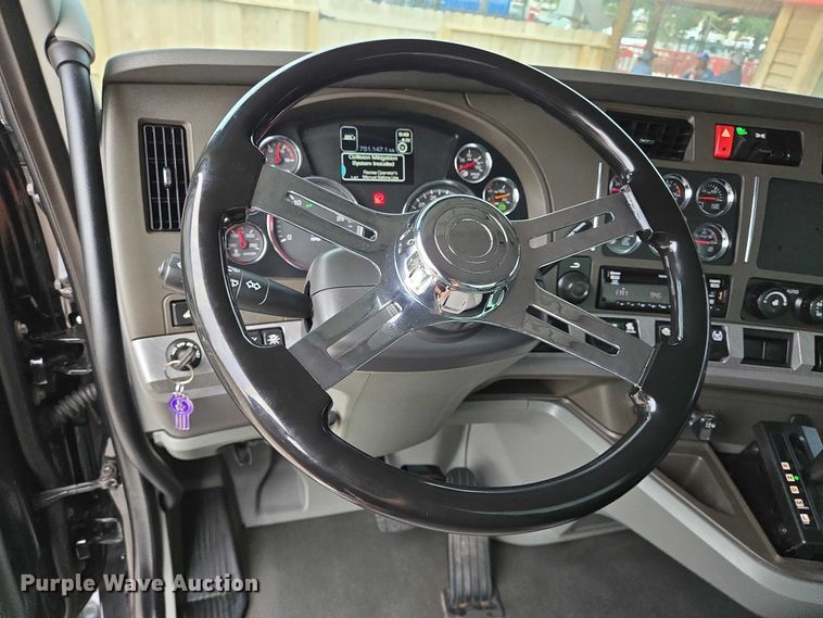 image for item DT4921 2015 Kenworth T680 semi truck