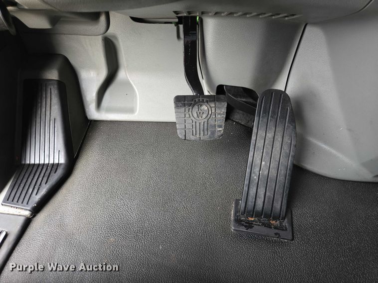 image for item DT4921 2015 Kenworth T680 semi truck