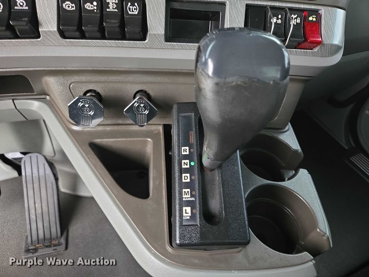 image for item DT4921 2015 Kenworth T680 semi truck