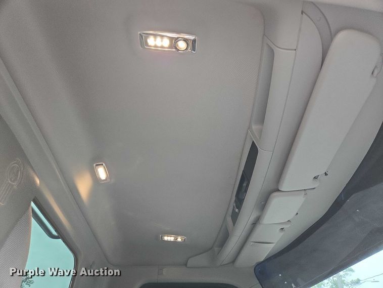 image for item DT4921 2015 Kenworth T680 semi truck