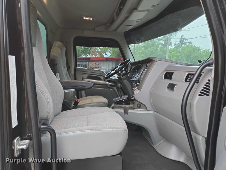 image for item DT4921 2015 Kenworth T680 semi truck