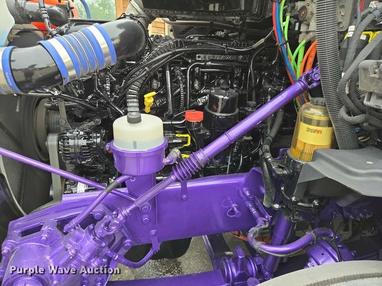 image for item DT4921 2015 Kenworth T680 semi truck