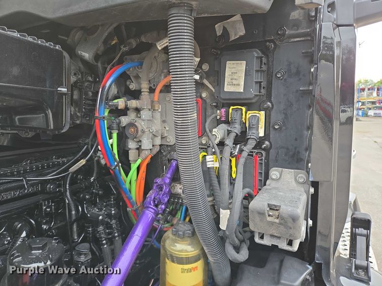 image for item DT4921 2015 Kenworth T680 semi truck