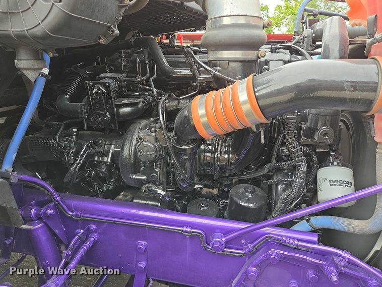 image for item DT4921 2015 Kenworth T680 semi truck