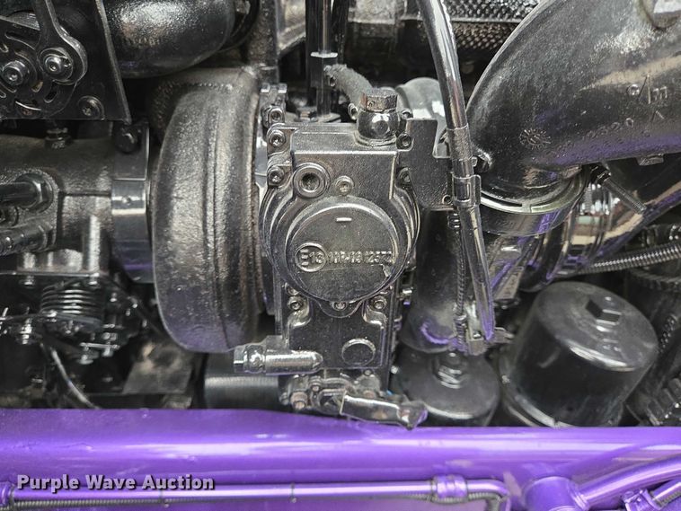 image for item DT4921 2015 Kenworth T680 semi truck