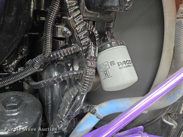 image for item DT4921 2015 Kenworth T680 semi truck