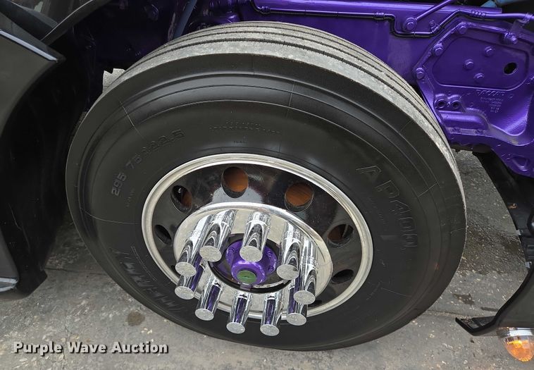 image for item DT4921 2015 Kenworth T680 semi truck