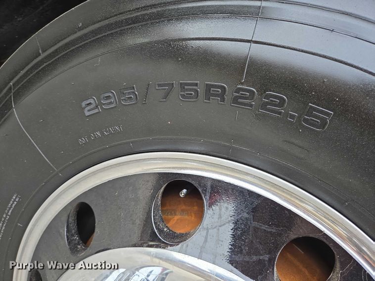 image for item DT4921 2015 Kenworth T680 semi truck