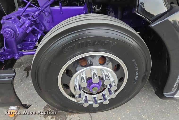 image for item DT4921 2015 Kenworth T680 semi truck