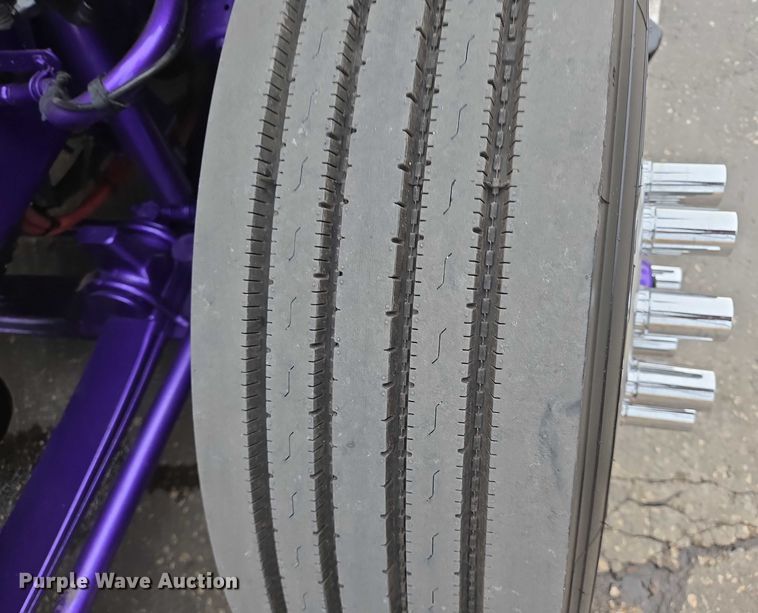 image for item DT4921 2015 Kenworth T680 semi truck