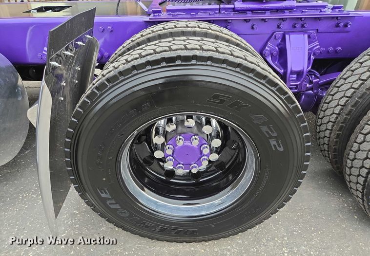 image for item DT4921 2015 Kenworth T680 semi truck