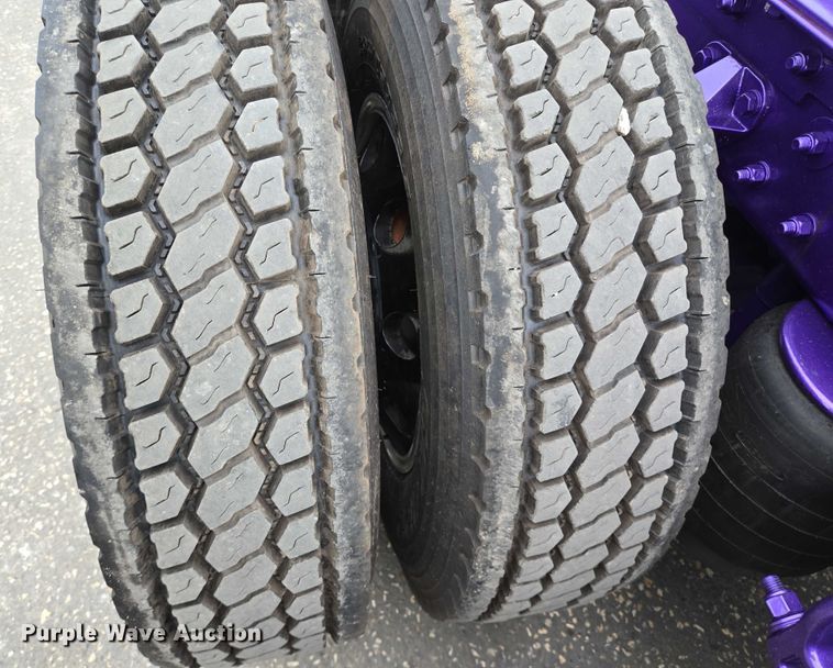 image for item DT4921 2015 Kenworth T680 semi truck