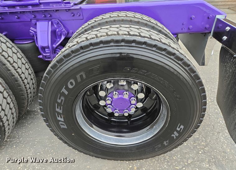 image for item DT4921 2015 Kenworth T680 semi truck