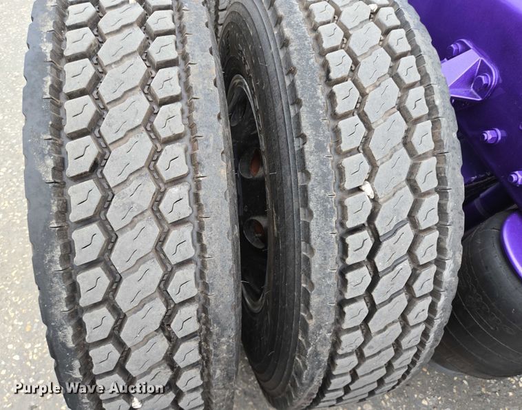 image for item DT4921 2015 Kenworth T680 semi truck