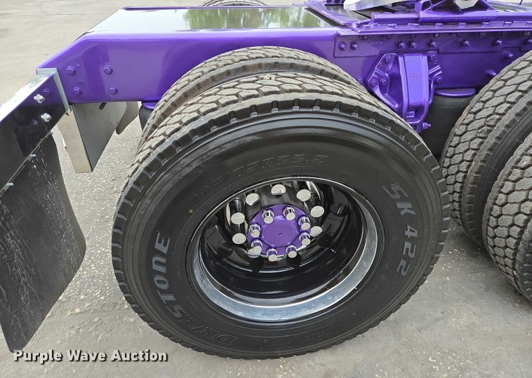 image for item DT4921 2015 Kenworth T680 semi truck