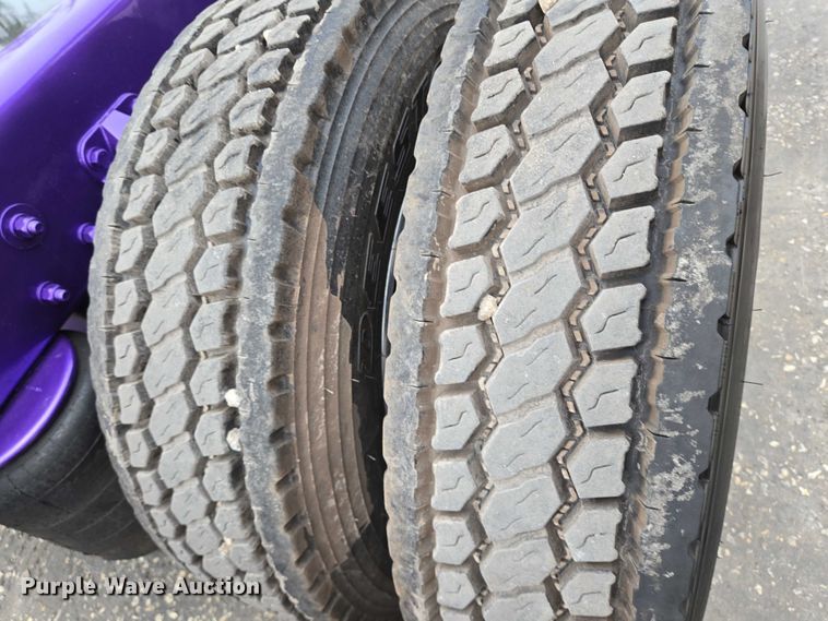 image for item DT4921 2015 Kenworth T680 semi truck