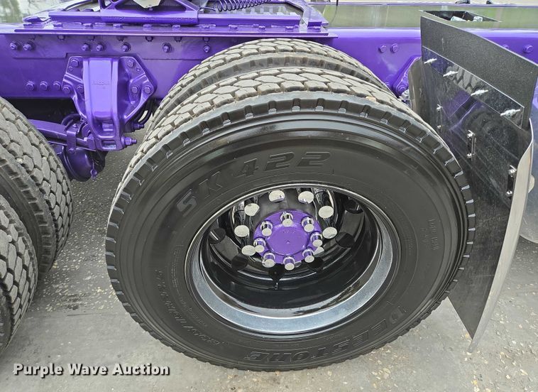 image for item DT4921 2015 Kenworth T680 semi truck