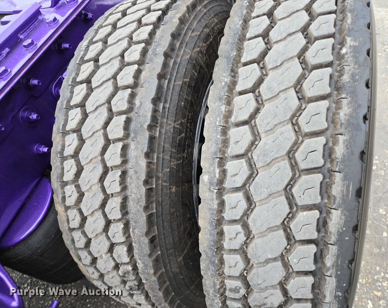 image for item DT4921 2015 Kenworth T680 semi truck