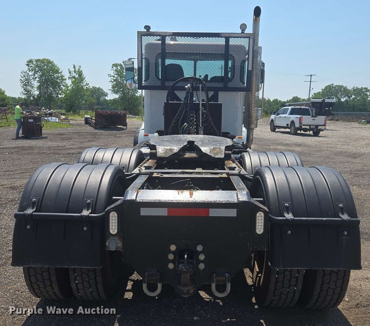 image for item DU7776 2016 Peterbilt 367 semi truck