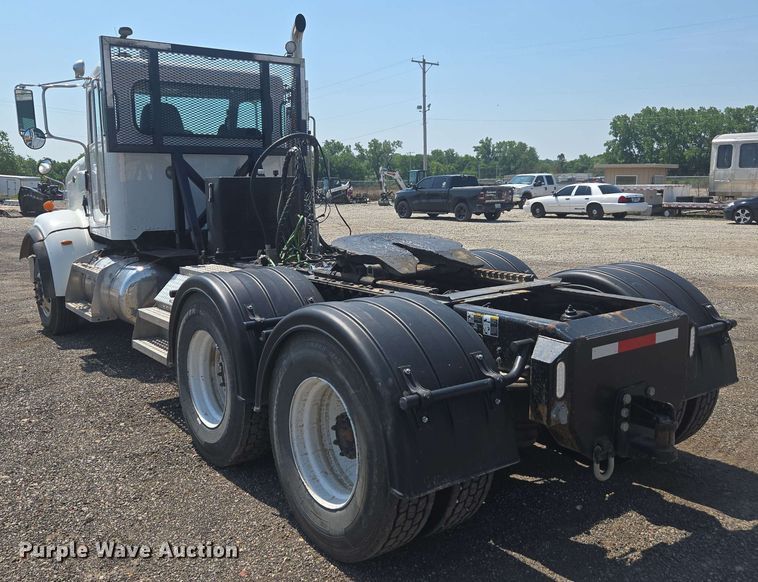 image for item DU7776 2016 Peterbilt 367 semi truck