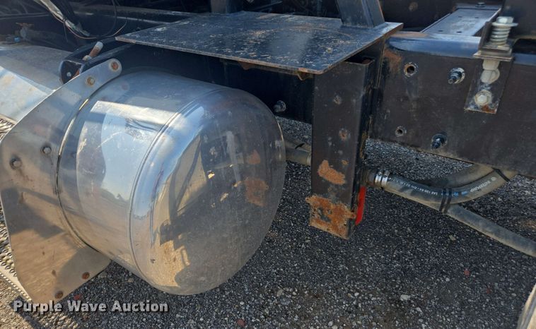 image for item DU7776 2016 Peterbilt 367 semi truck