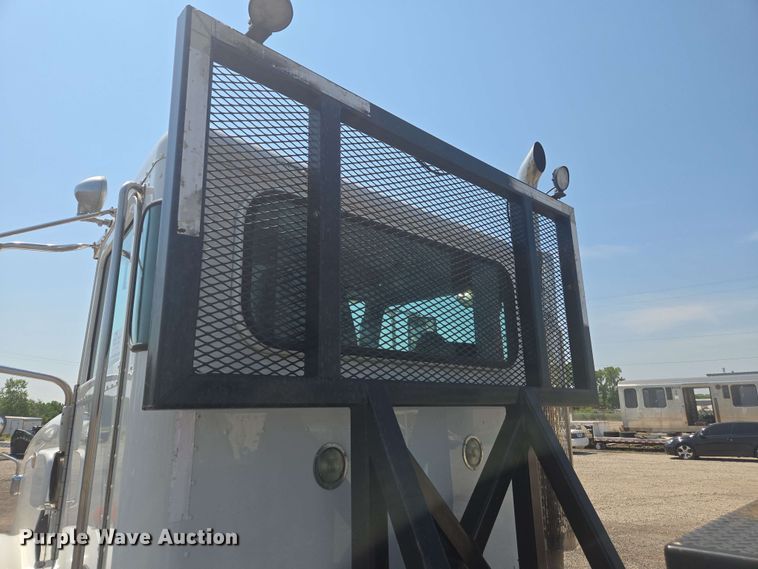 image for item DU7776 2016 Peterbilt 367 semi truck