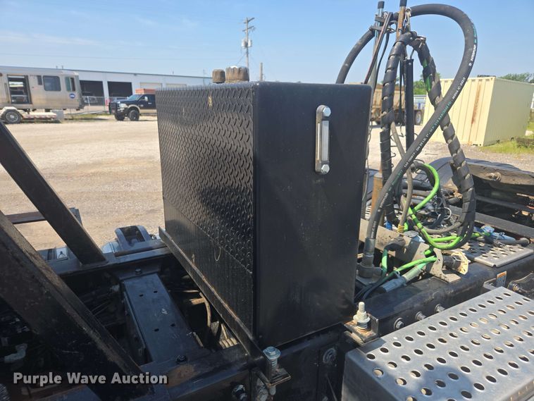 image for item DU7776 2016 Peterbilt 367 semi truck