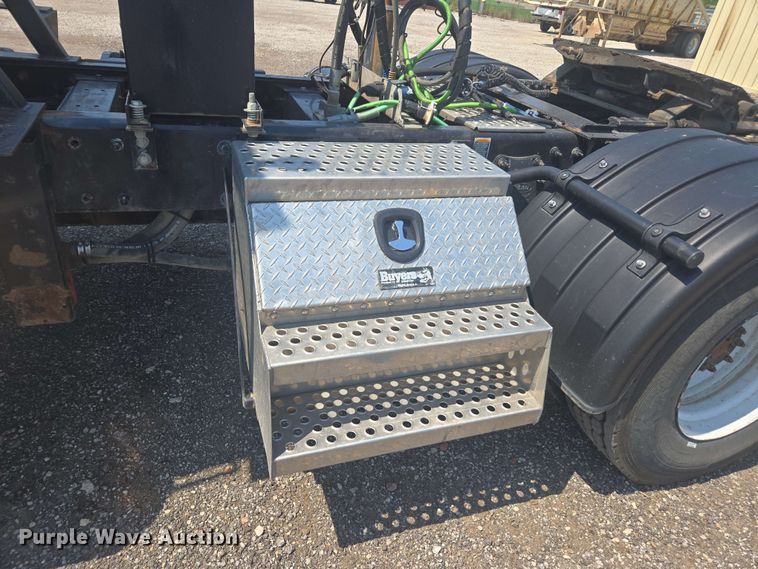 image for item DU7776 2016 Peterbilt 367 semi truck