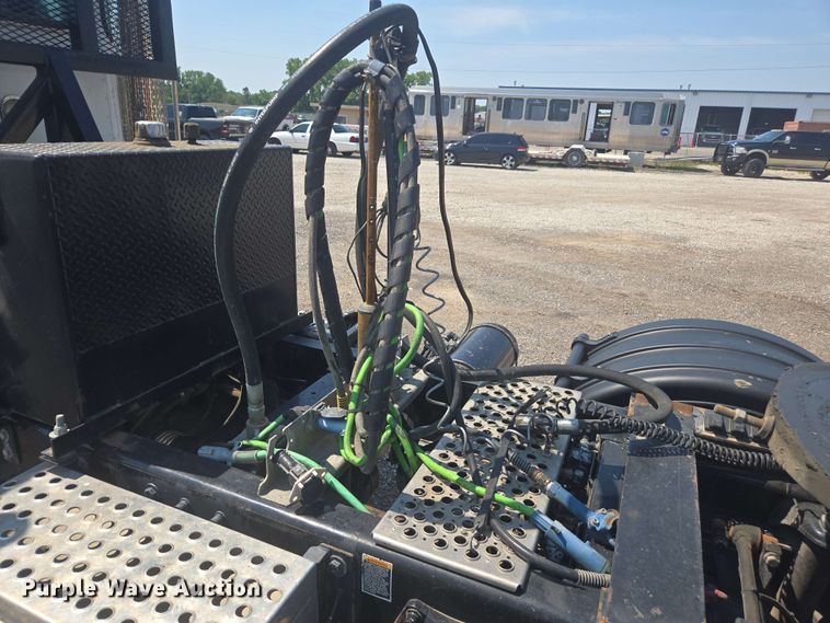 image for item DU7776 2016 Peterbilt 367 semi truck