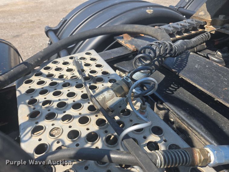 image for item DU7776 2016 Peterbilt 367 semi truck