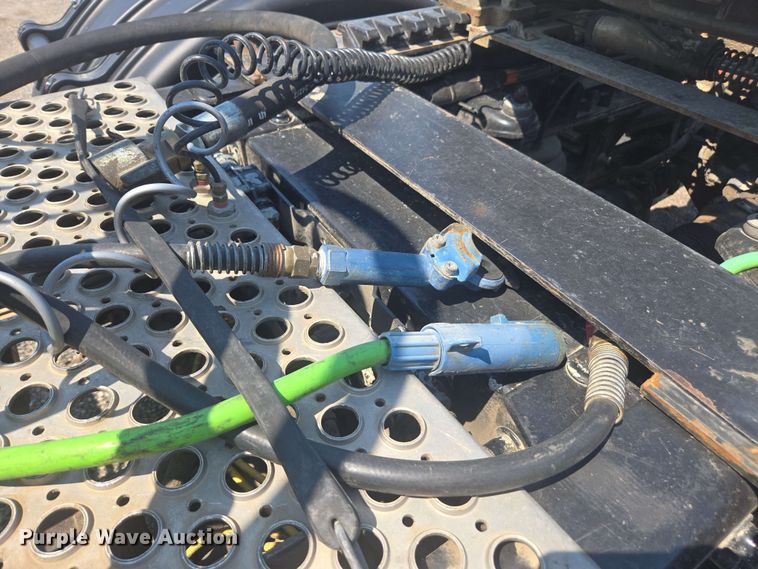 image for item DU7776 2016 Peterbilt 367 semi truck