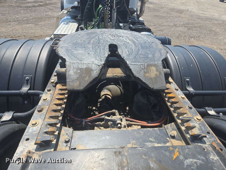 image for item DU7776 2016 Peterbilt 367 semi truck